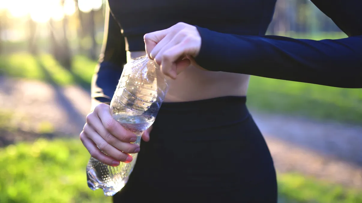 De ce se desface capacul sticlelor de plastic spre stânga. Explicația logică la care nimeni nu s-ar fi gândit