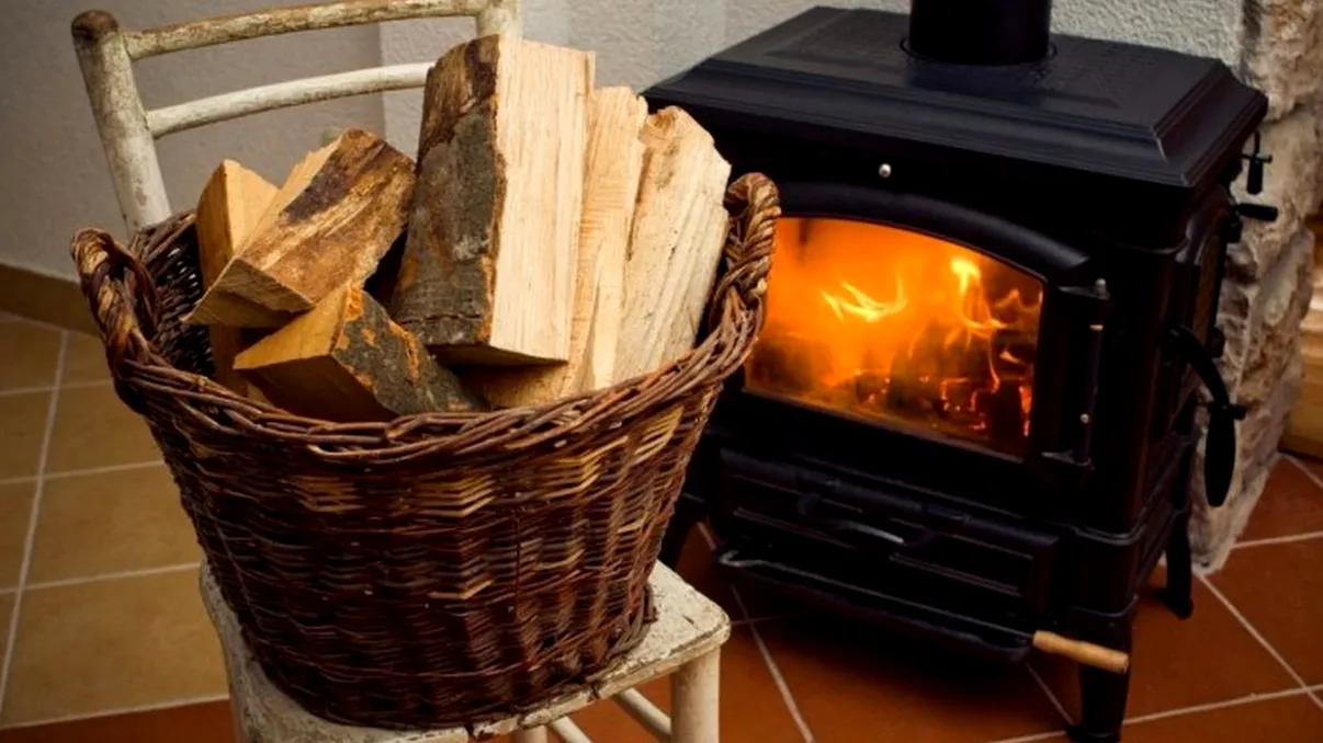 Românii care au sobă în casă pot obține până la 10.000 de lei de la stat. Cum ar putea ajunge la tine acești bani: Debutează programul „Rabla pentru sobe”
