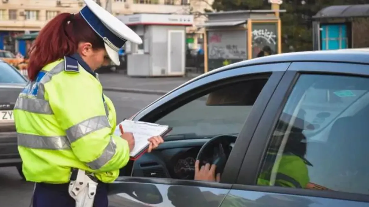 Schimbarea care îi bucură pe șoferii români. Cum ar putea scăpa de o amendă de până la 1.300 de lei, dacă nu au permisul la ei