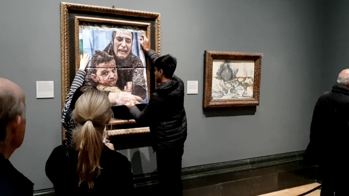 Pictura lui Picasso acoperită cu o imagine realizată în Palestina, înfățișând o mamă și copilul ei, într-o nouă formă de protest în muzeele europene