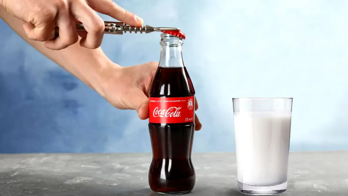 Un VIDEO arată ce se întâmplă când amesteci Coca Cola cu lapte: reacția chimică care te va surprinde