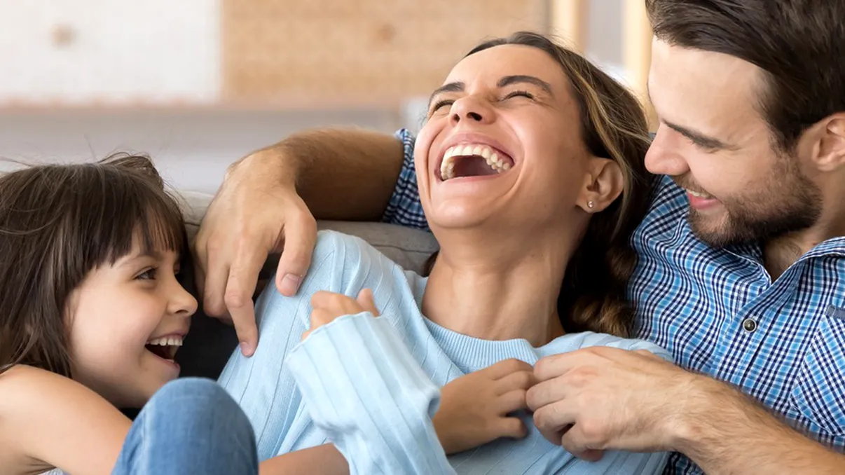 Râsul provocat de gâdilat, diferit de orice alt tip de râs: ce spune știința despre acest comportament unic