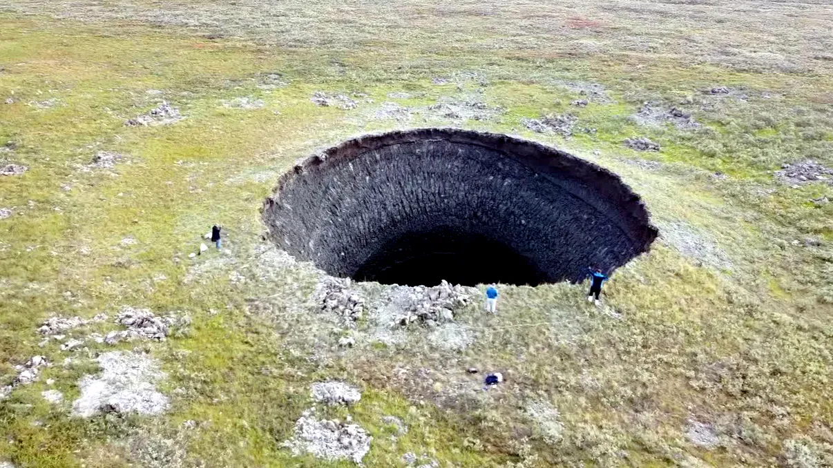 Găurile uriașe din Rusia, apărute în mod misterios și care parcă duc spre o altă lume, au acum un răspuns