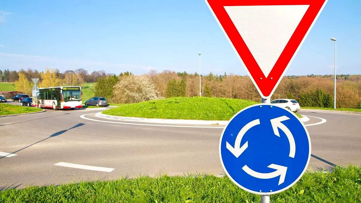 Este obligatoriu să semnalizezi stânga în sensul giratoriu? Ce spune Codul Rutier