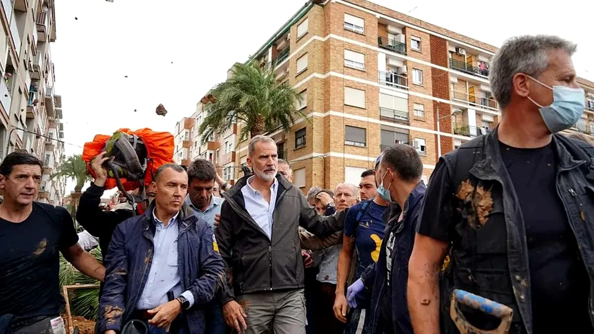 Regele Spaniei și suita sa, atacați pe străzi de sinistrați. Frustrarea crește în rândul oamenilor după devastatoarele inundații