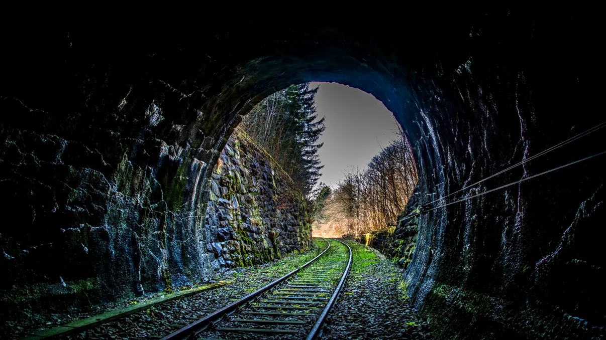 România și cele 200 de tuneluri uitate: comori ale infrastructurii feroviare, din care doar patru construite după 1990, restul sunt moștenirea de la Ceaușescu sau interbelice
