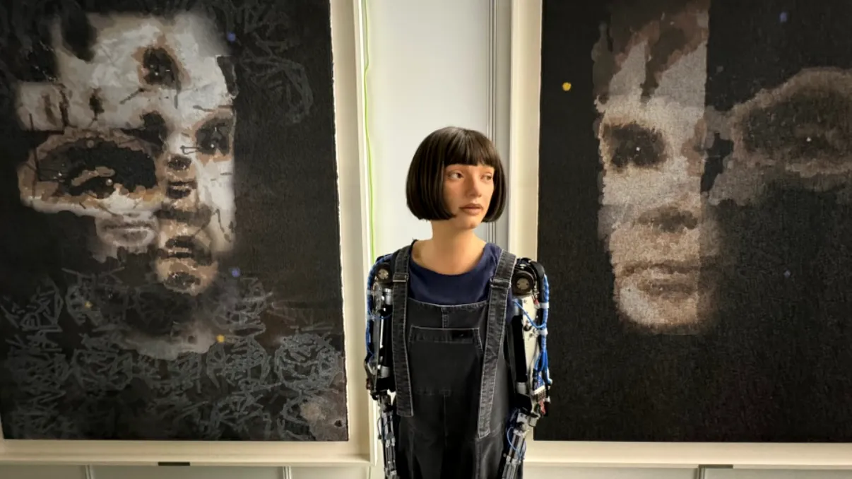 „AI Dumnezeu”. Robotul umanoid cu brațe de fier își vinde prima operă de artă: Cum arată pictura de 180.000 de dolari