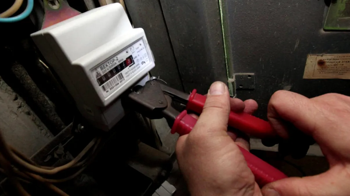 Românul care a furat energie electrică de 17.200 de lei, după ce a branșat ilegal o casă la curent. Ce a pățit după ce a ajuns în tribunal