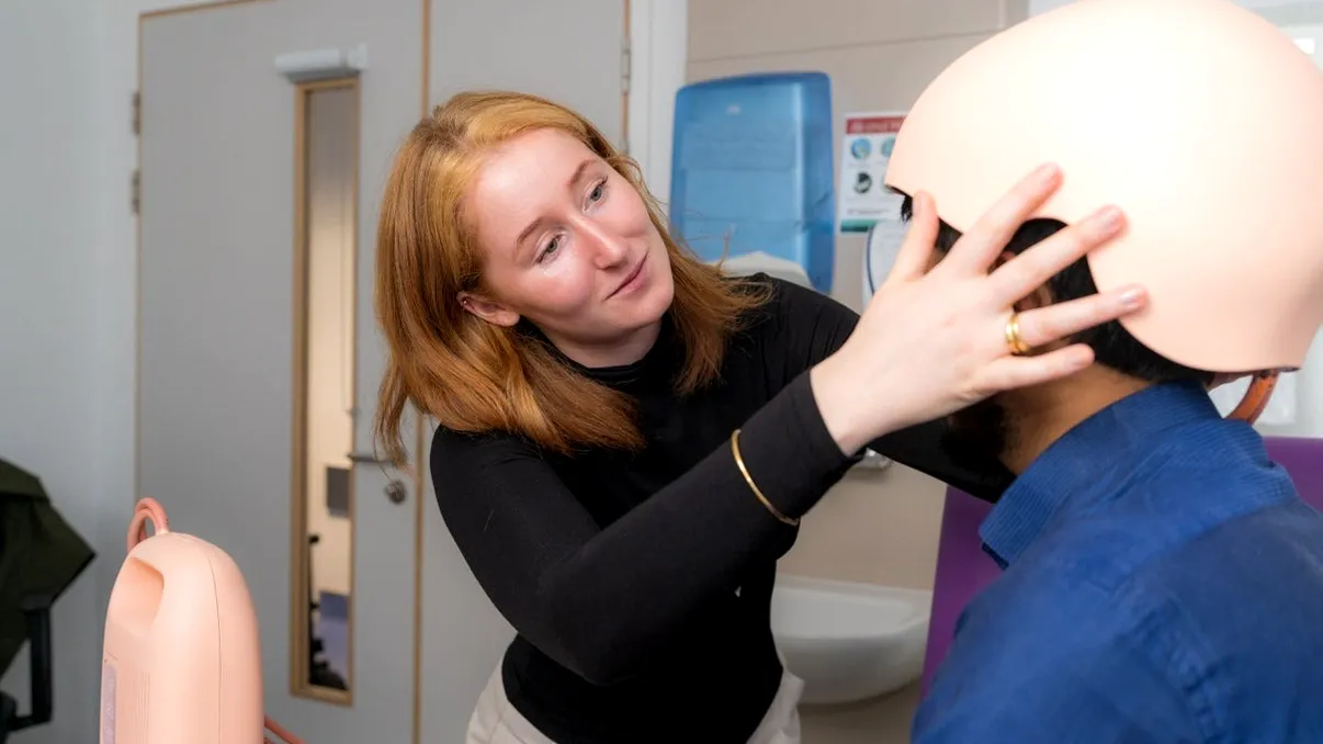 Invenție premiată: Un dispozitiv portabil ajută pacienții cu cancer să prevină căderea părului