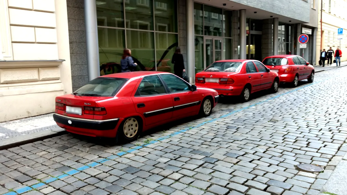 Distanța legală dintre mașinile parcate, ce spune Codul Rutier. Detaliul din lege mai puțin cunoscut de către șoferi