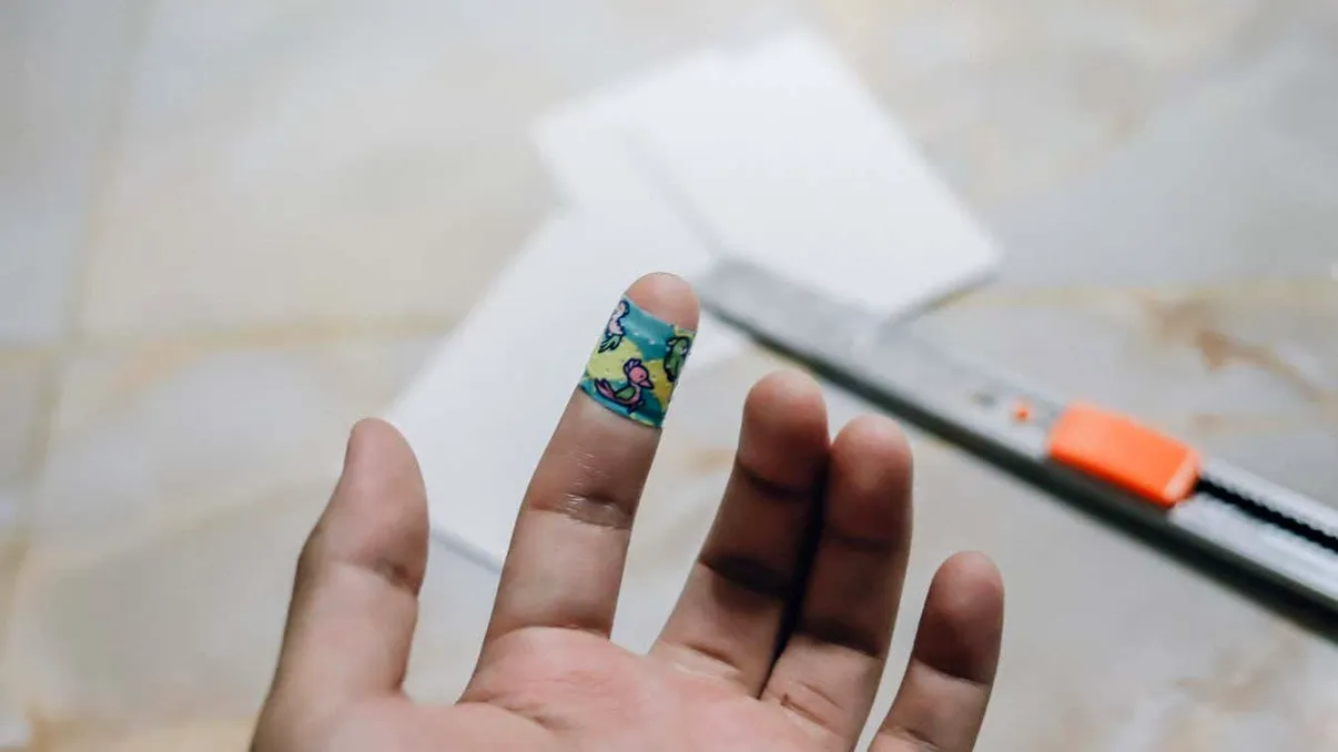 De ce dor tăieturile de hârtie atât de tare?