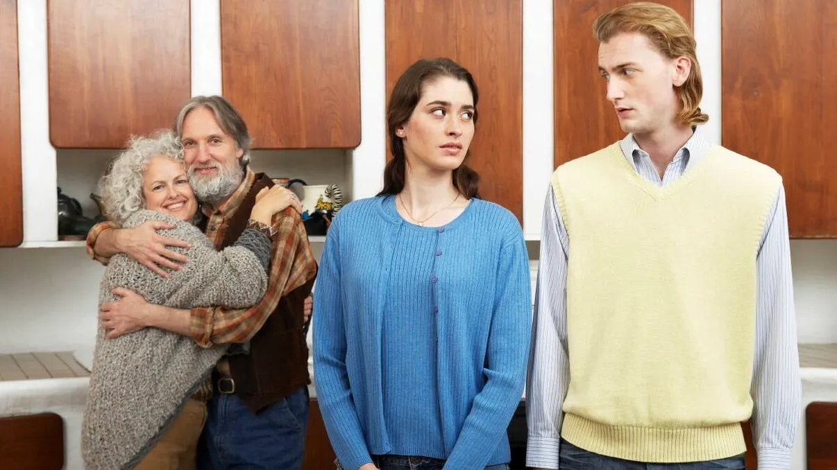 Tinerii români îmbătrânesc în casa părinților: Economie sau tradiție?