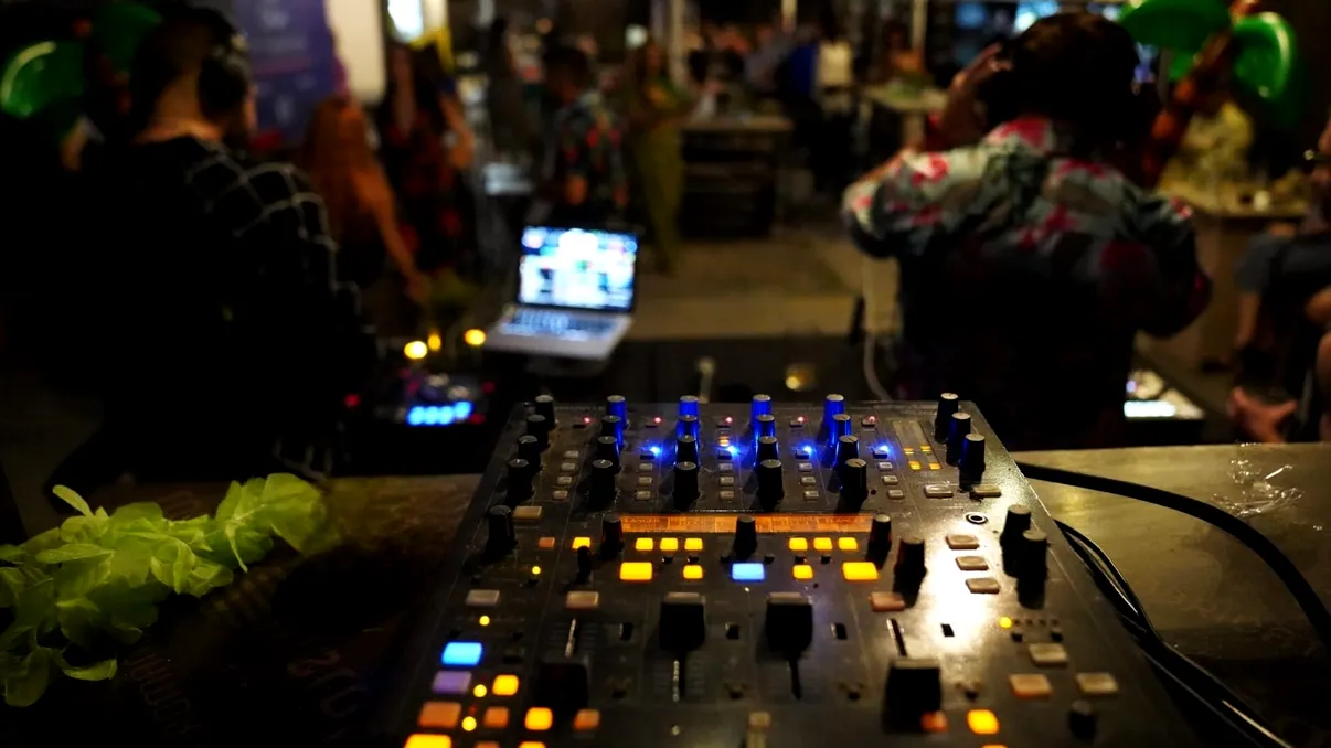 Evenimente în București, weekendul 16-17 noiembrie 2024: Tropicool Party în Centrul Vechi, concert Bosquito la Berăria H și piese de teatru captivante