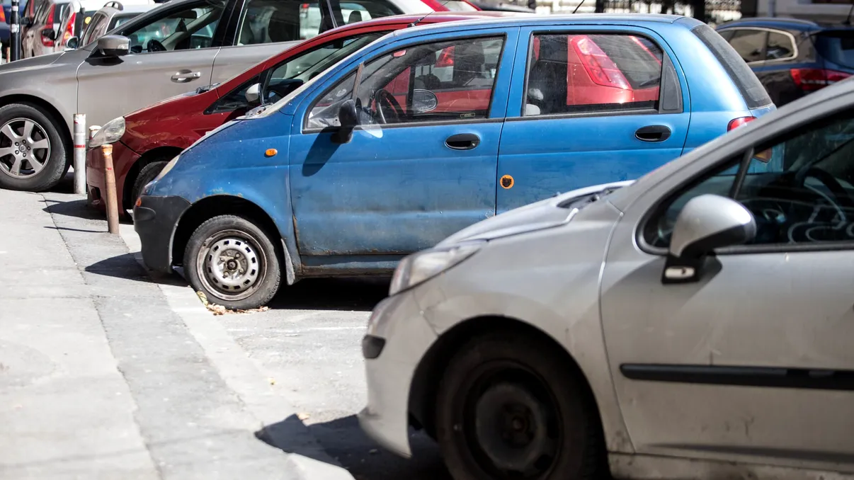 Parcarea jumătate pe stradă, jumătate pe trotuare - cât este de legală. Ce spune Codul Rutier din România