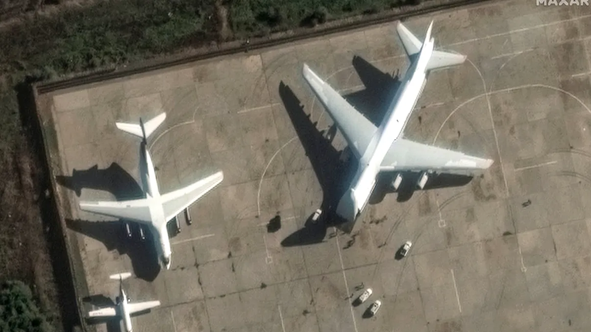 Rușii își fac bagajele: Imagini din satelit dezvăluie cum își retrag echipamentele militare și le încarcă în avioane cargo din Siria. Viitorul bazelor rămâne incert