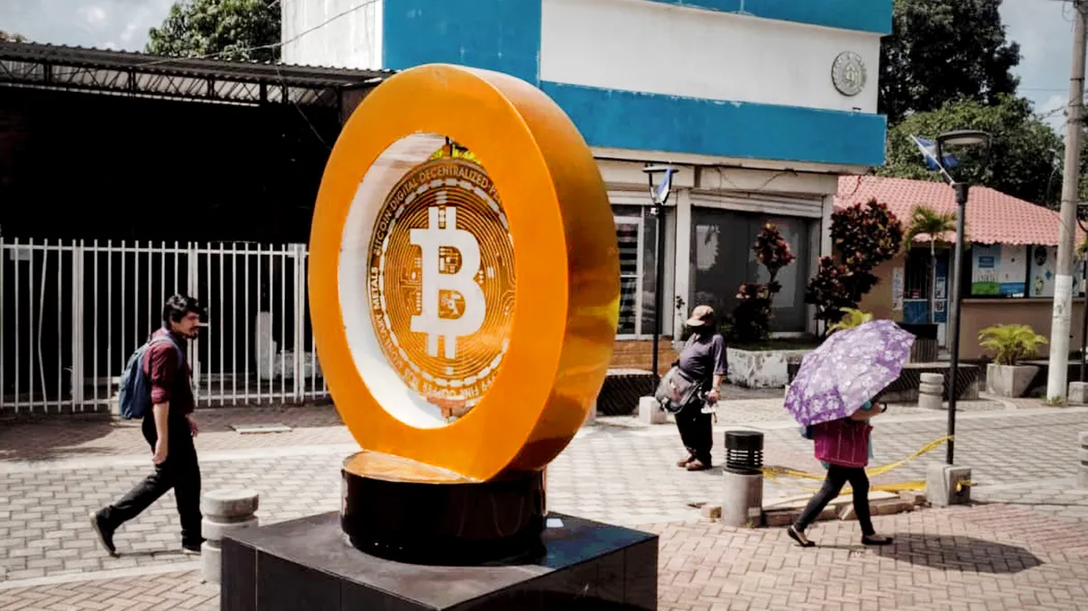 Țara care a vrut să facă din Bitcoin moneda națională, la mila FMI. Cum este forțat El Salvador să facă un pas înapoi pentru un împrumut de 1,4 miliarde de dolari