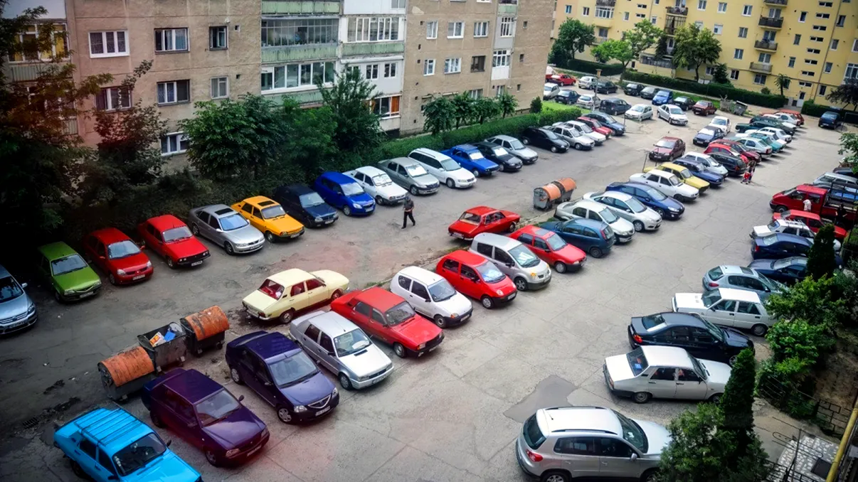 Amendă și de 2.000 de lei pentru locatarii de la bloc care dețin mașini: Greșelile comune care îți pot goli buzunarul
