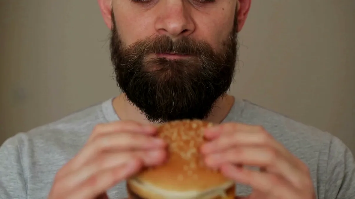 Ce mâncare comandă românii de acasă, cele mai populare preparate în 2024. Locațiile de top printre clienții de livrări