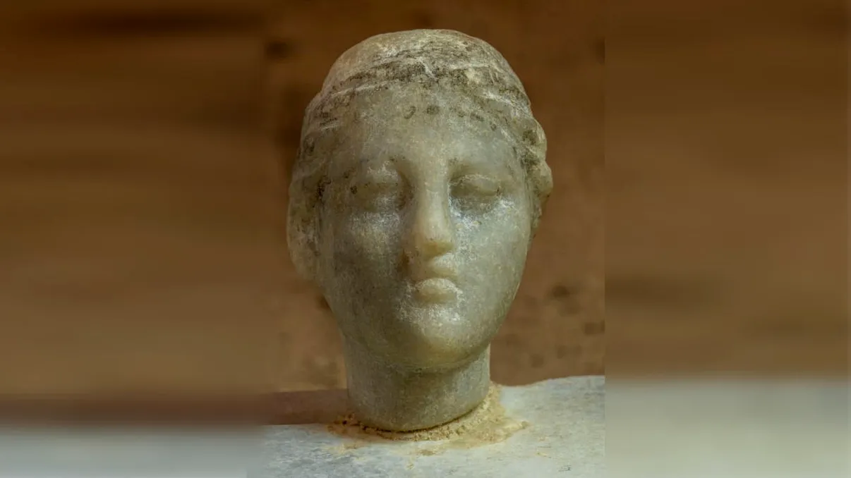 Statuia descoperită în Egipt ar putea fi un bust roman rar al Cleopatrei