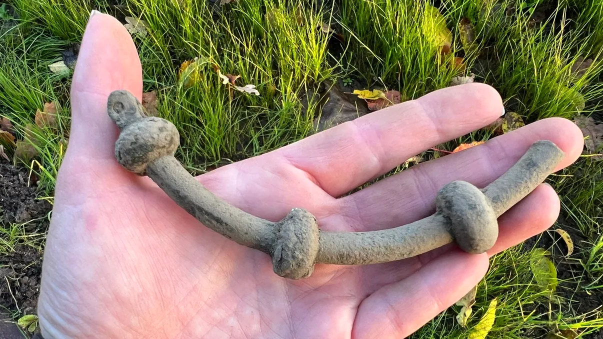 Descoperire arheologică rară: O comoară veche de 1.500 de ani, sub casa unei căpetenii din Epoca Fierului