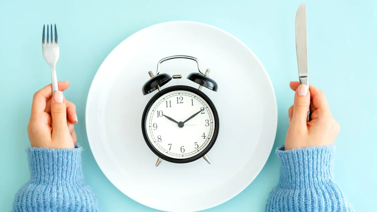 Dieta care îți schimbă creierul: Cum postul intermitent remodelează legătura dintre minte și intestin