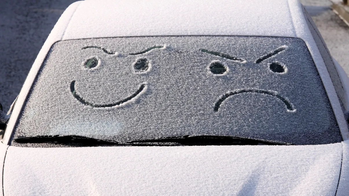 Cum pot mașinile ”să înnebunească”, să accelereze sau să frâneze din senin. Explicația științifică pentru un fenomen surprinzător