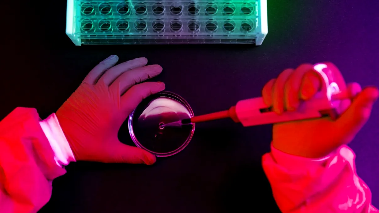 Cercetătorii au reușit să elimine 99% din celulele canceroase folosind molecule vibrante