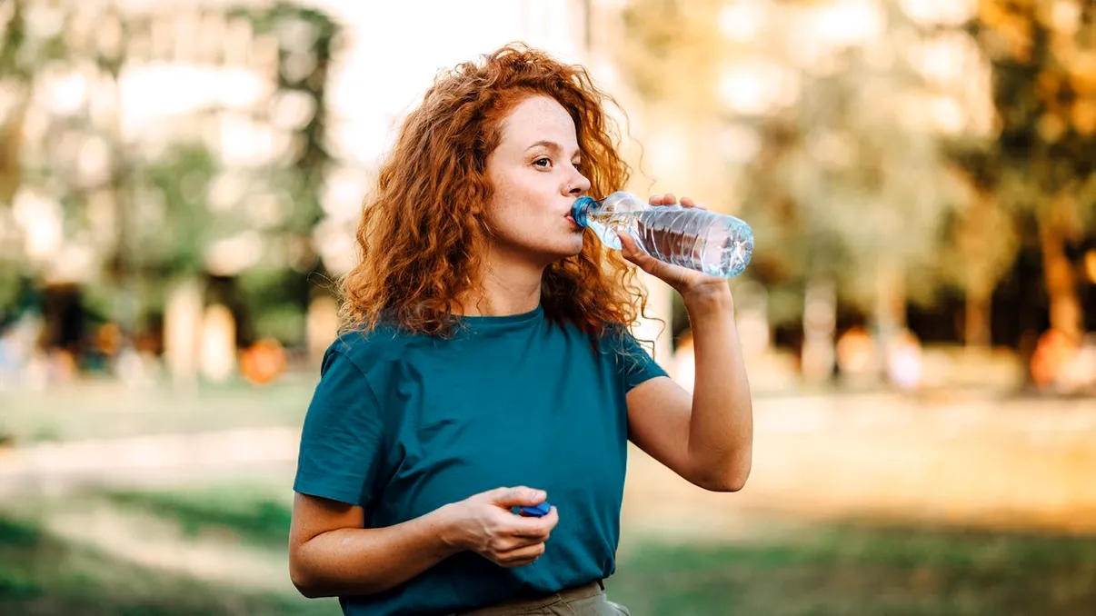 De ce nu ar trebui să refolosești sticlele de apă și recipientele din plastic: Avertismentul oamenilor de știință