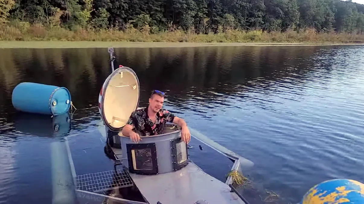 Un bărbat și-a construit propriul submarin și a filmat primul test. Ce a reușit să facă