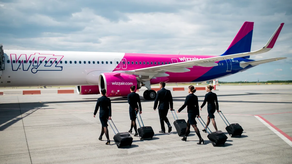 Câți bani câștigă o stewardesă de la Wizz Air în ianuarie 2025. Salariul impresionant pe care-l are o însoțitoare de zbor