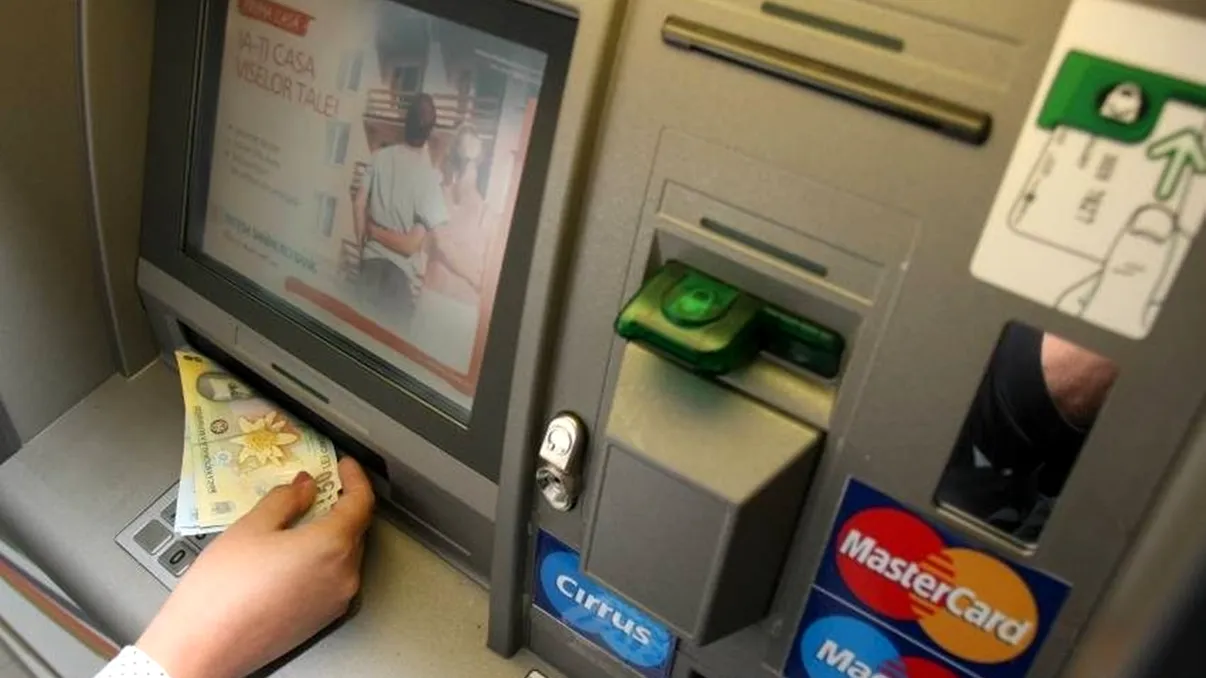 Adevărul despre butonul pe care ar trebui să-l apeși la bancomat, după ce ai scos banii. Cât este mit, cât este real