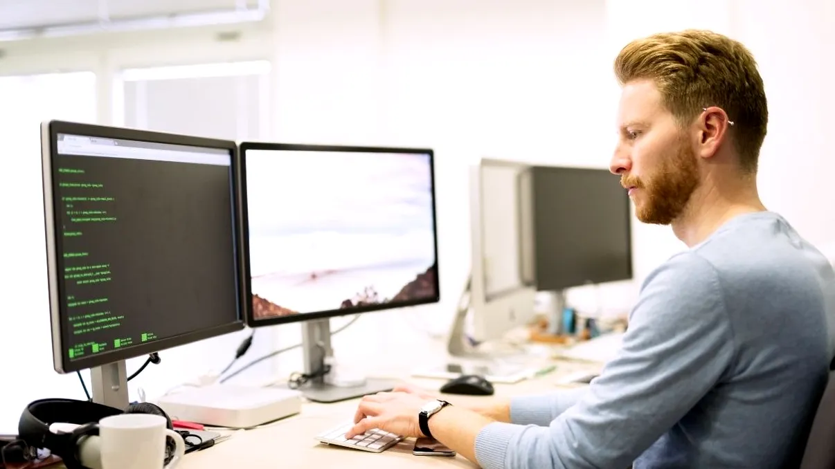 Declinul industriei IT din România: Perspectivele specialiștilor și viitorul angajaților