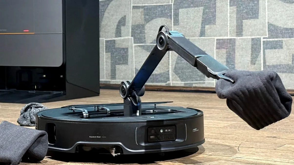 Aspiratorul cu braț robotic care adună jucăriile și șosetele împrăștiate prin casă. Roborock are grijă de dezordinea ta din casă