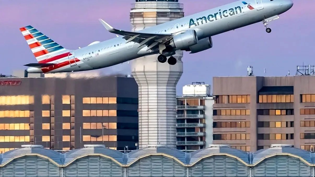 Un avion cu 60 de pasageri s-a ciocnit cu un elicopter al armatei SUA, lângă Aeroportul Reagan. 18 trupuri neînsuflețite au fost scoase deja din râul Potomac