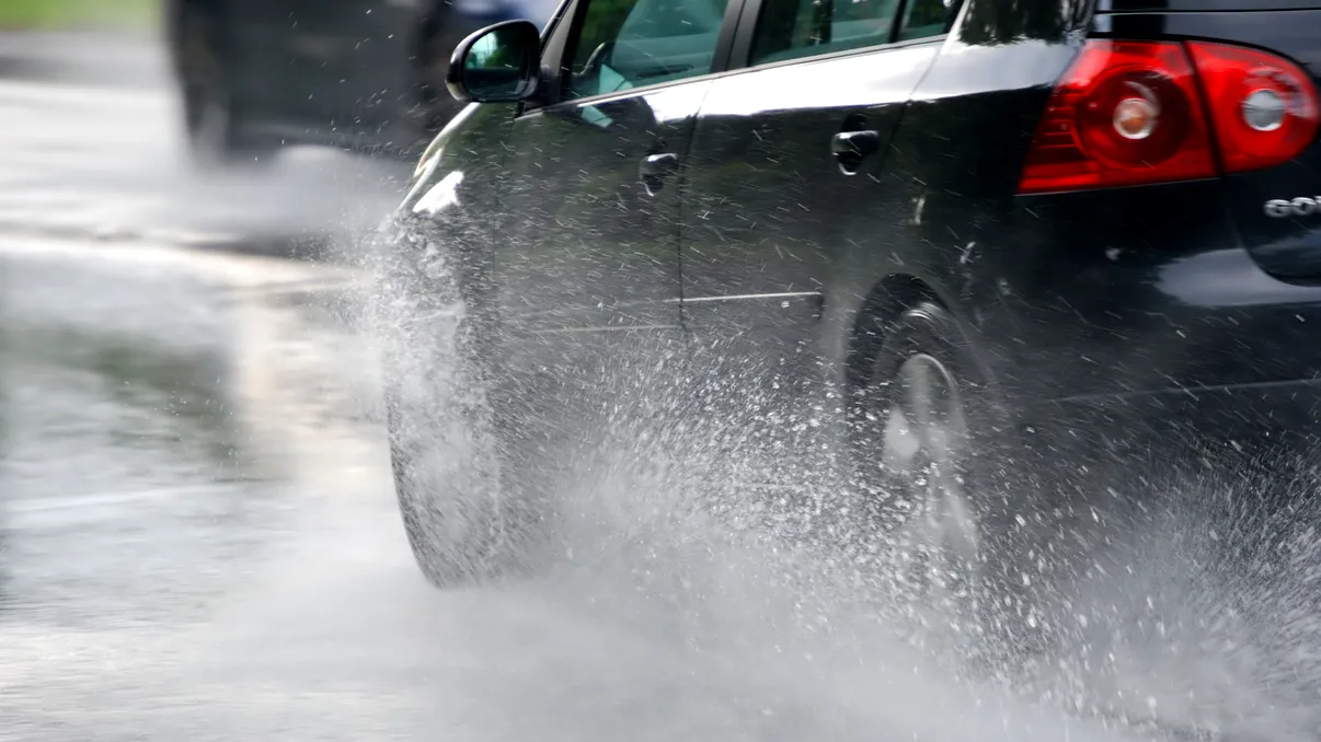 Riscurile apei la motor pe timp de ploaie: ce trebuie să știe șoferii