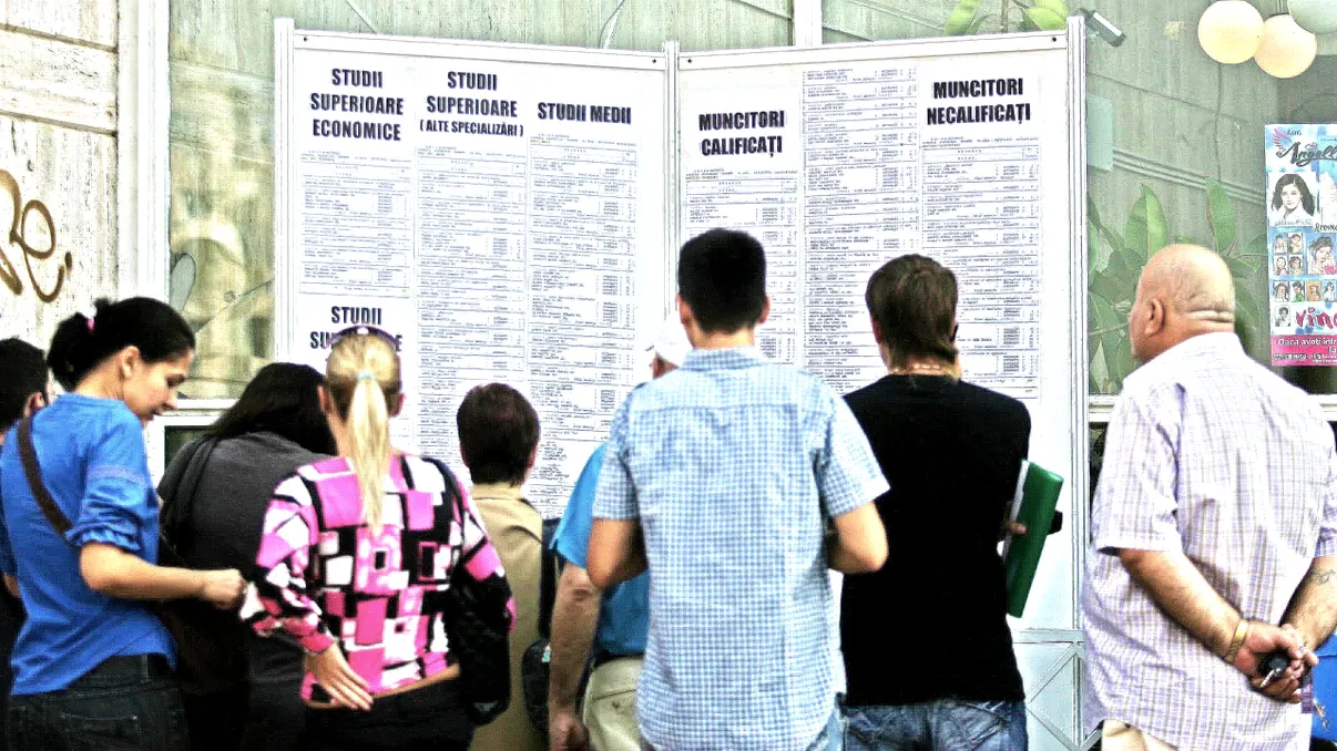Piața muncii în 2025, o lovitură majoră pentru visătorii la salarii mari în România. ”Absolvenți de Informatică, angajați ca barmani, ospătari, la Uber”