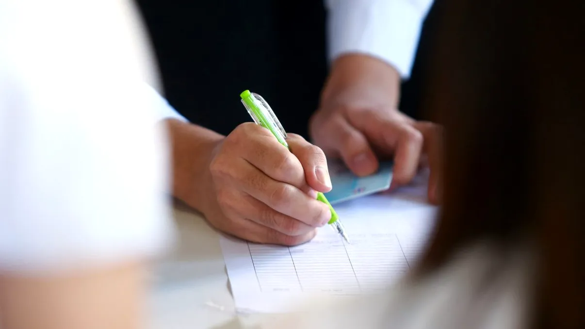 Angajații de la stat care vor da teste scrise pentru a-și păstra jobul. Vor fi evaluați anual