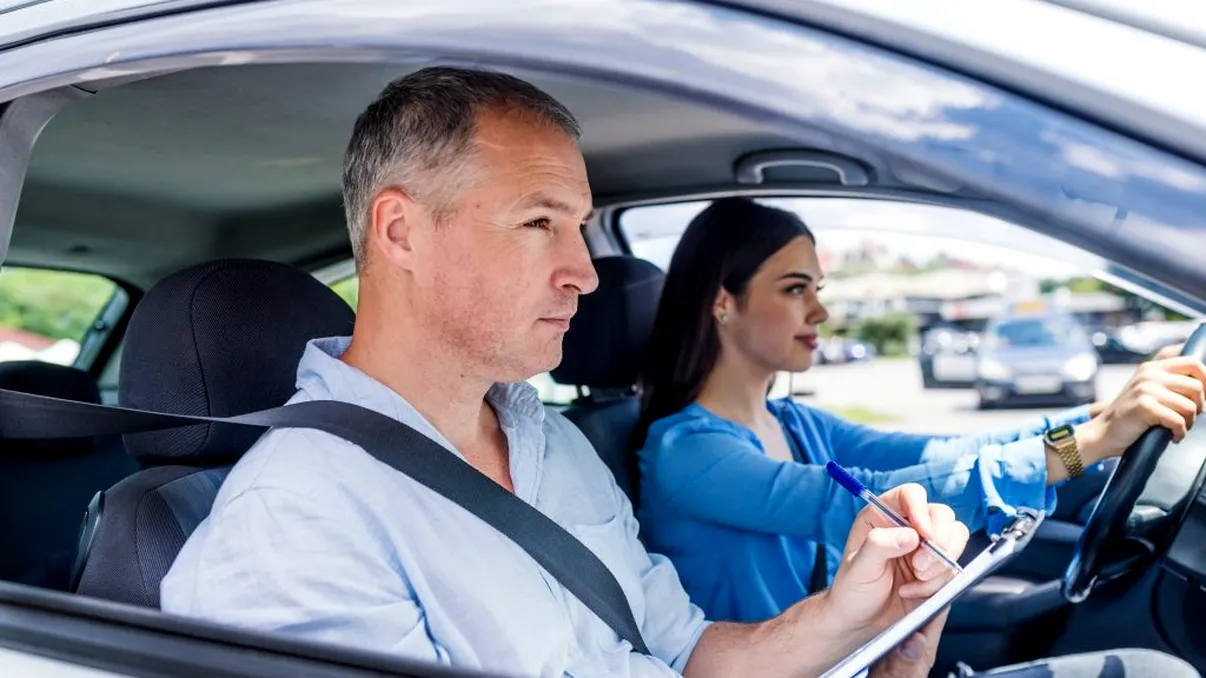 Cât câștigă un instructor auto în România în 2025. Ce salariu încasează lunar
