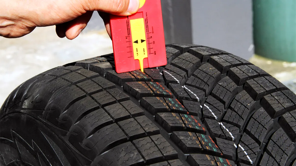 Ce se întâmplă dacă circuli cu anvelope all-season pe zăpadă. Pericolul cauciurilor alese de cei mai mulţi români