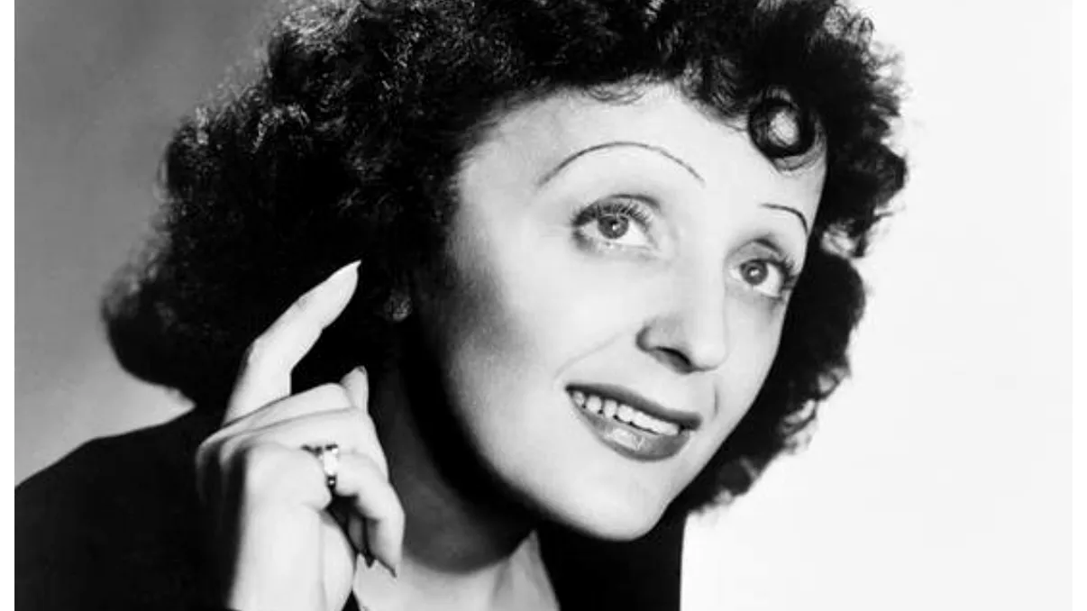Edith Piaf, ”Privighetoarea” cu aripile frânte. Născută dintr-o mamă alcoolică, sub un felinar, a crescut în bordel alături de bunică și a sfârșit din pricina viciilor