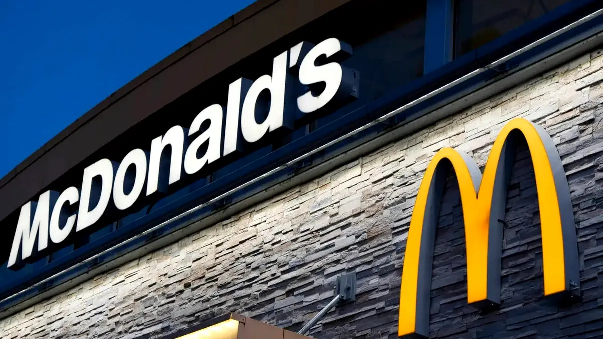 Gheața din băuturile McDonald's, contaminată cu bacterii periculoase. Ce a descoperit ANPC la analizele de laborator