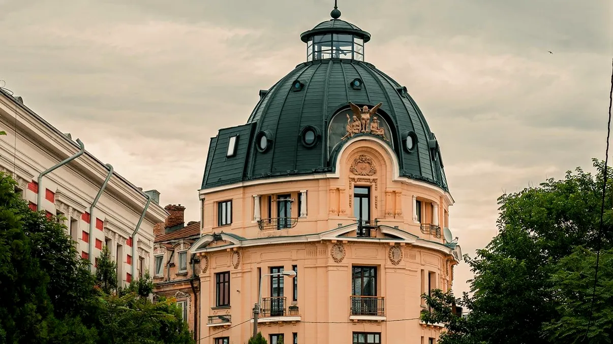Istoria Casei cu Sfinx din București: de la locuința unui cizmar, la o lojă masonică și una dintre cele mai frumoase cafenele ale Capitalei