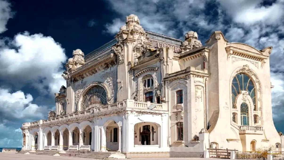 Legendele Cazinoului din Constanța: navigatorul care ar fi construit palatul în memoria fiicei sale moarte și jucătorii care s-ar fi aruncat în valuri, după ce și-au pierdut toți banii