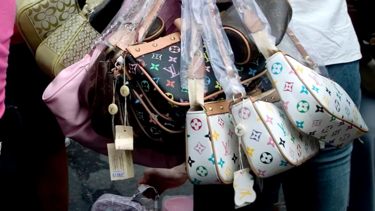 Magazinul de lux de pe Calea Victoriei în care se vindeau fake-uri la prețuri uriașe. Clienții păcăliți, chemați să depună plângere