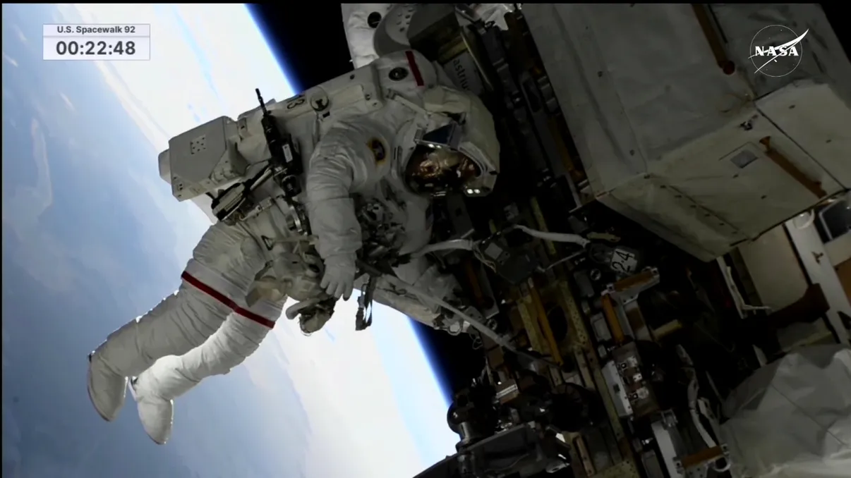 După opt luni de așteptare, astronauții blocați ai NASA ies pentru prima oară împreună în spațiu
