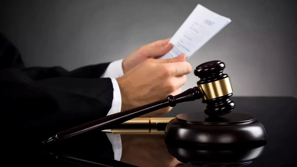 Se poate dezbate o succesiune dacă unul dintre moștenitori se află în străinătate. Ce prevede legea