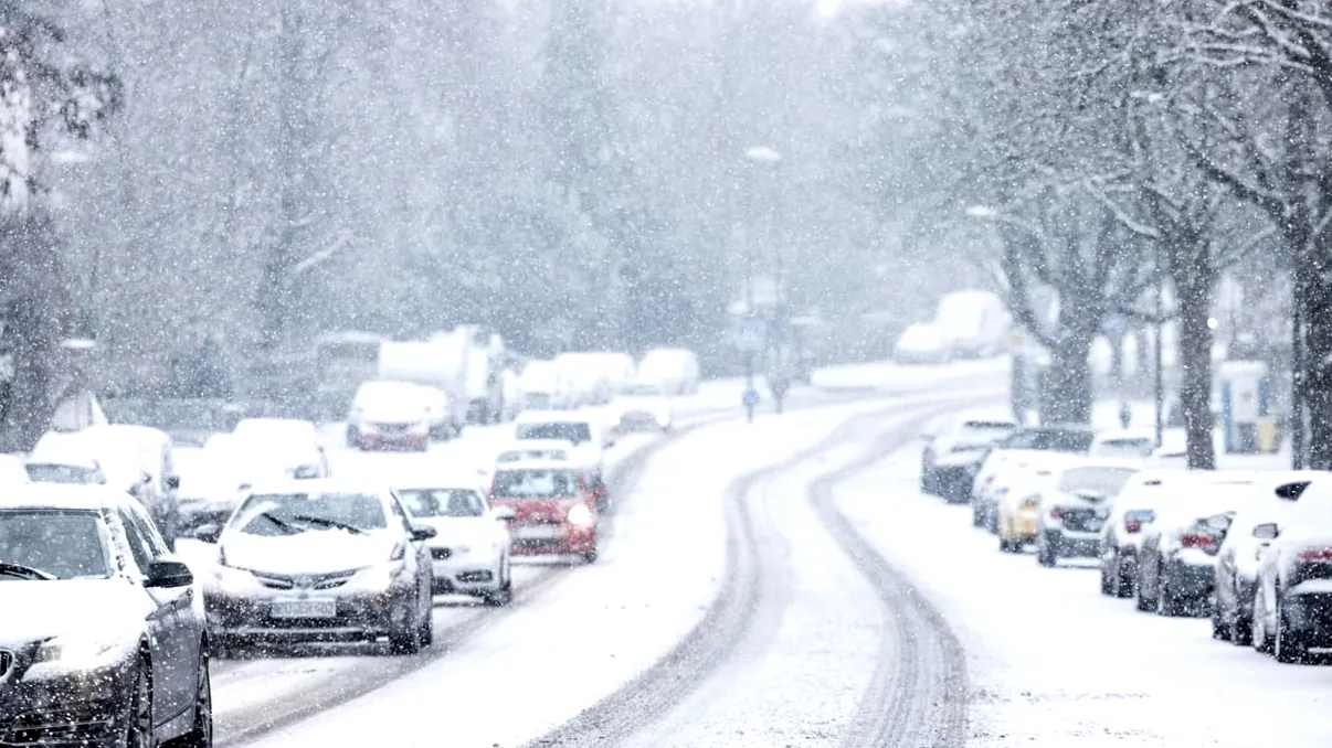 Se schimbă vremea în toată țara. Ninsori inclusiv în Capitală. Temperaturile scad sub pragul înghețului