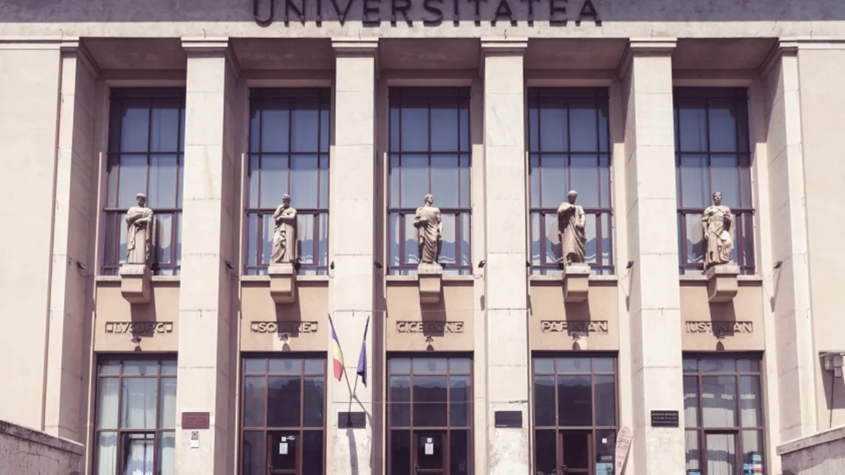 Statuile din centrul Capitalei care ocrotesc justiția. Cine sunt cei cinci juriști care ”păzesc” palatul Facultății de Drept de la Universitate