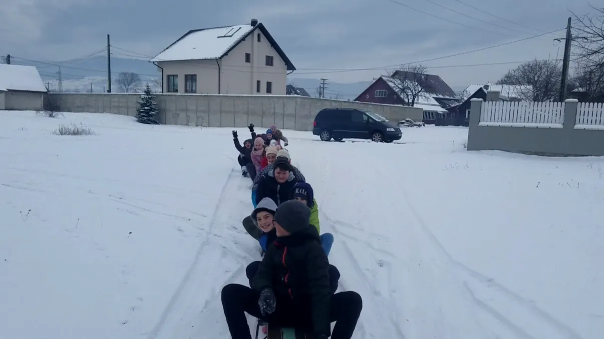 Localitatea din România care a închis o stradă pentru a fi transformată în derdeluş. Copiii se pot juca liniştiţi în zăpadă