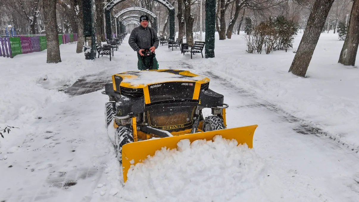 Utilajul rupt din filmele SF, pe aleile din Sectorul 6. Curăţă zăpada din Bucureşti imediat: 
